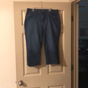 Mid rise blue Jean capris